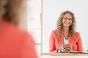 Susanne Rohrbeck im Coachinggespräch mit einer Führungskraft aus der Pharmabranche