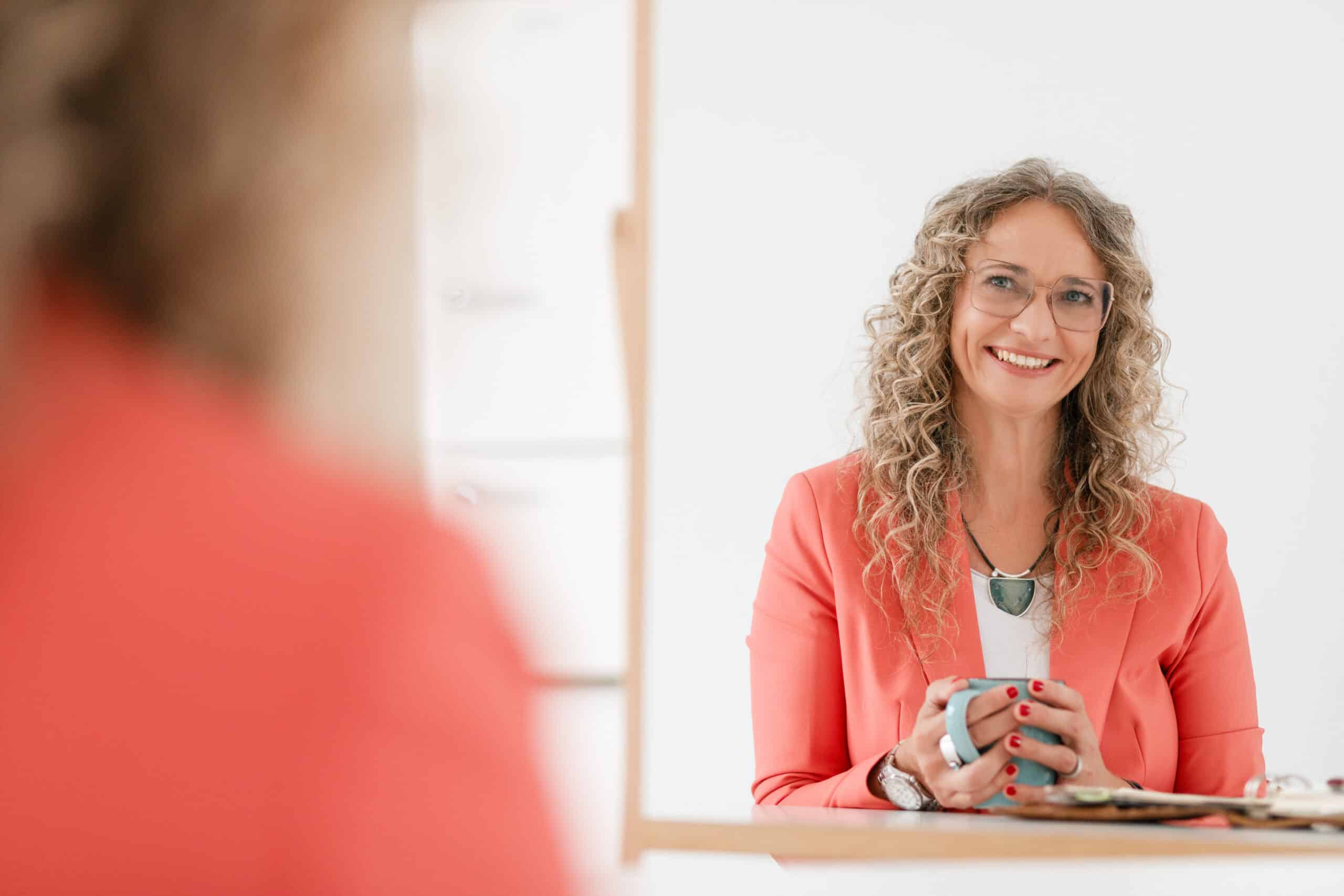 Susanne Rohrbeck im Coachinggespräch mit einer Führungskraft aus der Pharmabranche